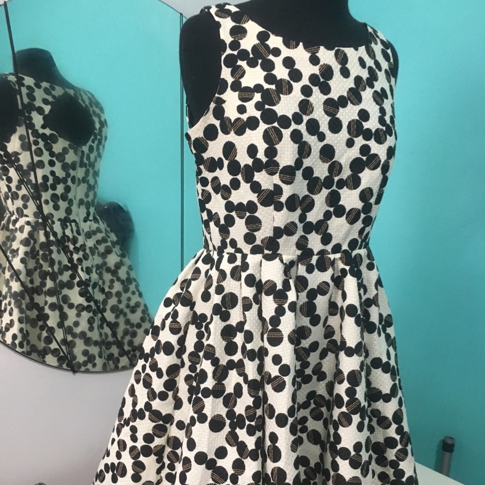 A line round skirt dress above knee length